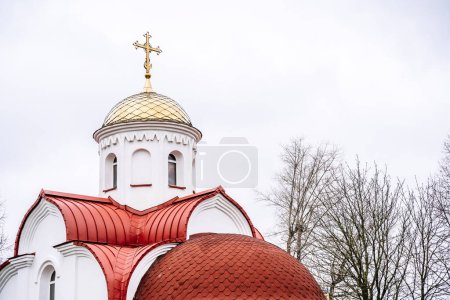 Iglesia ortodoxa cristiana rusa con cúpulas y una cruz contra el cielo. Ortodoxia Rusa y concepto de Fe Cristiana. .. Foto de alta calidad