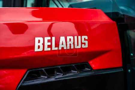 Téléchargez les photos : Minsk, Biélorussie - 27 avril 2024 : Tracteurs Biélorussie à l'usine de tracteurs MTZ à Minsk. Photo de haute qualité - en image libre de droit