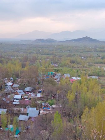 Foto de Kashmir, India - April 14th, 2021 : Small village in mountains of kashmir. - Imagen libre de derechos