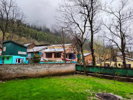 Foto de Kashmir, India - April 14th, 2021 : Small village in mountains of kashmir. - Imagen libre de derechos