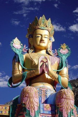 Foto de Ladakh, India - August 21st, 2022 : statue of Maitreya Buddha at Diskit Monastery, Nubra Valley, Ladakh, Jammu and Kashmir, India. It is 32 meter tall statue of Budhha. - Imagen libre de derechos