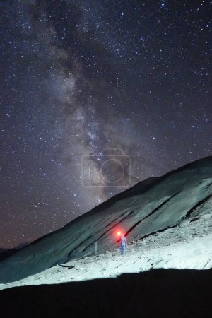 Foto de Ladakh, India - August 24th, 2022: Extreme long exposure image showing Milkyway Galaxy in the mountains of Himalayas. - Imagen libre de derechos