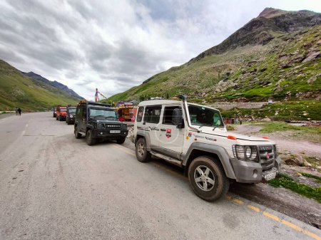 Foto de Ladakh, India - August 24th, 2022: SUV Car 4x4 In Mountains of India. - Imagen libre de derechos