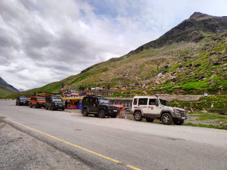 Foto de Ladakh, India - August 24th, 2022: SUV Car 4x4 In Mountains of India. - Imagen libre de derechos