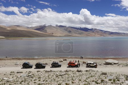 Foto de Ladakh, India - August 24th, 2022: SUV Car 4x4 In Mountains ove a Beautiful Lake in Ladakh, Tso Moriri Lake - Imagen libre de derechos