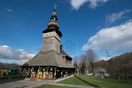 Foto de Antigua iglesia de madera en Transcarpatia, Ucrania - Imagen libre de derechos