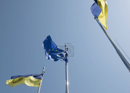 Foto de Banderas de Ucrania y de la Unión Europea - Imagen libre de derechos