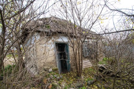 Foto de Casa campesina ucraniana abandonada en el pueblo - Imagen libre de derechos