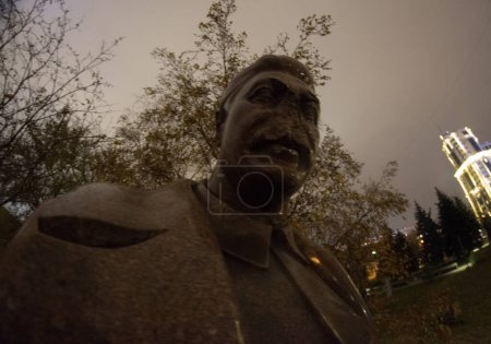 Foto de Monumento abandonado al dictador Joseph Stalin, rostro roto. Moscú, Rusia - Imagen libre de derechos