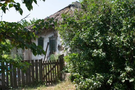 Foto de Antigua casa campesina ucraniana en el pueblo - Imagen libre de derechos