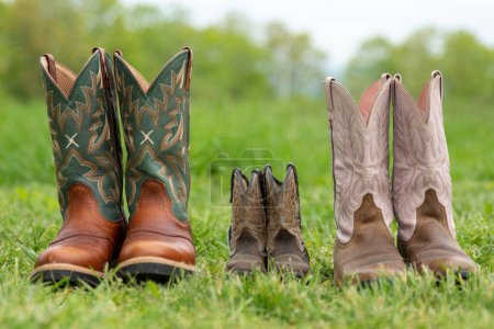 una familia de botas de vaquero papá, mamá y botas de bebé