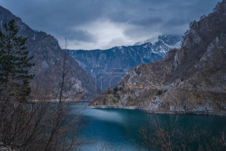 Téléchargez les photos : Beau paysage de montagne, lac avec de l'eau bleue dans la gorge au printemps - en image libre de droit