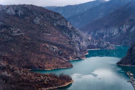 Téléchargez les photos : Beau paysage de montagne, lac avec de l'eau bleue dans la gorge au printemps. Canyon Pluzhine, voyage au Monténégro - en image libre de droit