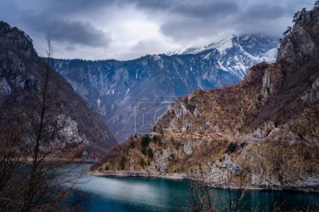 Téléchargez les photos : Beau paysage de montagne, lac avec de l'eau bleue dans la gorge au printemps. Canyon Pluzhine, voyage au Monténégro - en image libre de droit