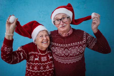Foto de Retrato de feliz pareja de ancianos con sombreros de Santa Claus, sesión de estudio. - Imagen libre de derechos