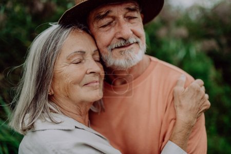 Foto de Retrato de pareja de ancianos enamorados, de pie al aire libre en la naturaleza. - Imagen libre de derechos