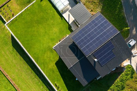 Téléchargez les photos : Vue de dessus des panneaux solaires photovoltaïques sur un toit, énergie alternative, économies de ressources et concept de mode de vie durable. - en image libre de droit