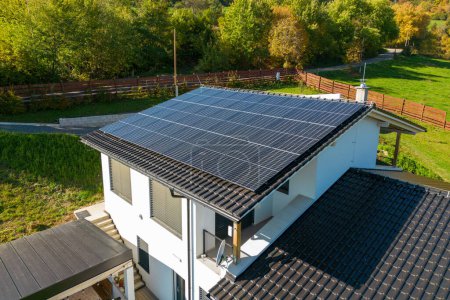 Téléchargez les photos : Vue grand angle des panneaux solaires photovoltaïques sur un toit, énergie alternative, économie de ressources et concept de mode de vie durable. - en image libre de droit