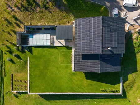 Téléchargez les photos : Vue de dessus des panneaux solaires photovoltaïques sur un toit, énergie alternative, économies de ressources et concept de mode de vie durable. - en image libre de droit