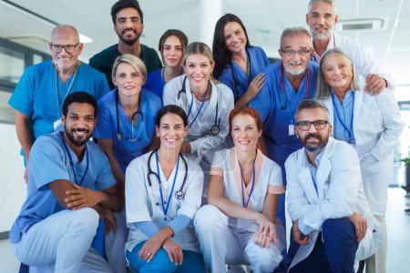 Portrait de médecins, infirmières et autres membres du personnel médical heureux dans un hôpital.