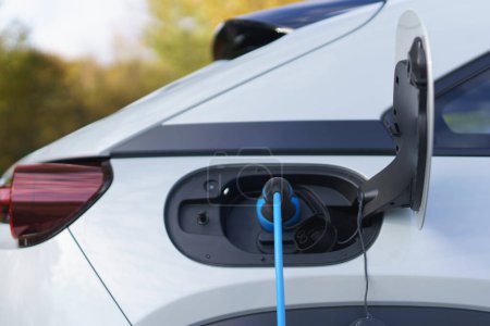 Carga de coche eléctrico, concepto de transporte sostenible.