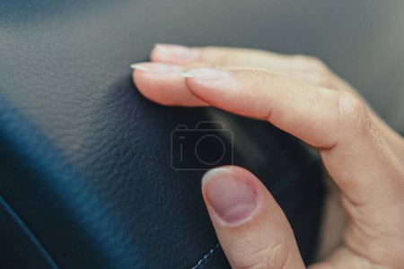 Téléchargez les photos : Gros plan de la main de jeunes femmes touchant un intérieur de voiture. - en image libre de droit