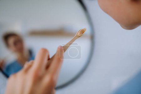 Téléchargez les photos : Gros plan d'une jeune femme se brossant les dents, concept de routine matinale. - en image libre de droit