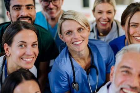 Téléchargez les photos : Portrait de médecins, infirmières et autres membres du personnel médical heureux dans un hôpital. - en image libre de droit