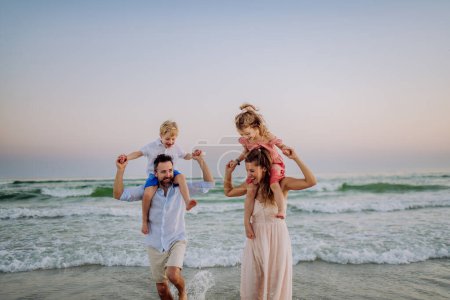 Foto de Familia feliz con niños pequeños disfrutando del tiempo en el mar en un país exótico. - Imagen libre de derechos