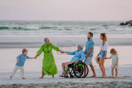 Foto de Familia multigeneracional con niños pequeños disfrutando del tiempo en el mar en un país exótico. - Imagen libre de derechos