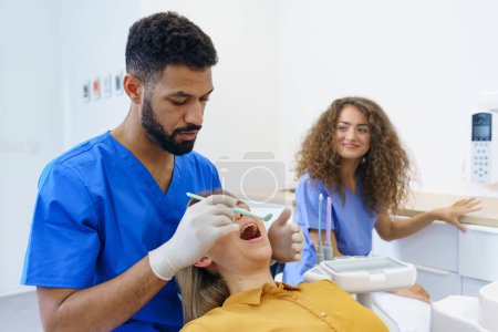 Téléchargez les photos : Examen dentaire d'une jeune femme dans une clinique dentaire. - en image libre de droit