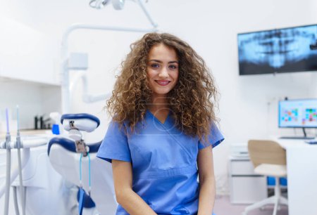 Téléchargez les photos : Portrait de jeune femme dentiste dans une clinique dentaire privée. - en image libre de droit