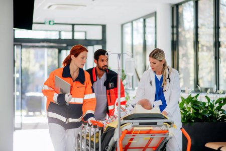 Téléchargez les photos : Jeune femme médecin prenant soin d'un patient d'une ambulance de secours. - en image libre de droit