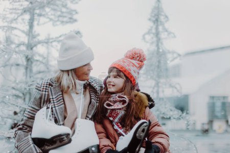 Téléchargez les photos : Portrait de grand-mère et petite-fille en hiver sur une patinoire extérieure. - en image libre de droit