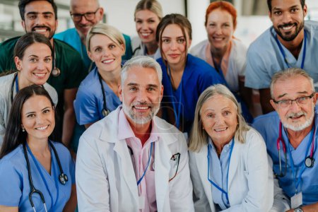 Téléchargez les photos : Portrait de médecins, infirmières et autres membres du personnel médical heureux dans un hôpital. - en image libre de droit