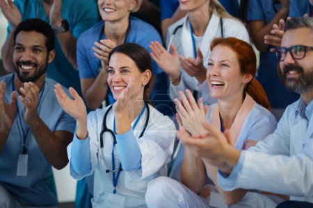 Foto de Retrato de médicos felices, enfermeras y otro personal médico aplaudiendo, en un hospital. - Imagen libre de derechos