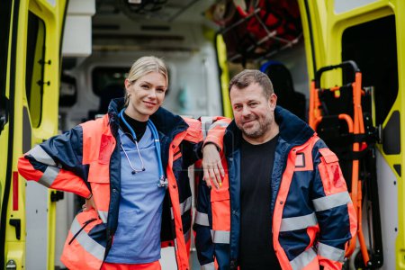Téléchargez les photos : Portrait of rescuers, colleagues in front of ambulance car. - en image libre de droit