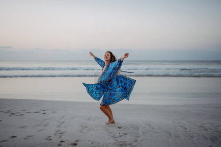 Téléchargez les photos : Young woman enjoying time at the sea. - en image libre de droit
