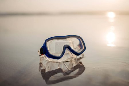 Téléchargez les photos : Close-up of snorkeling goggles on a beach. - en image libre de droit