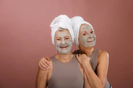 Téléchargez les photos : Portrait of happy senior friends with a face-mask, selfcare and skin routine concept. - en image libre de droit