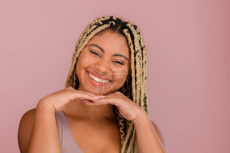 Téléchargez les photos : Portrait of a happy multiracial woman, studio shoot. - en image libre de droit