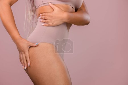 Téléchargez les photos : Close-up of a young womans body, studio shoot. - en image libre de droit