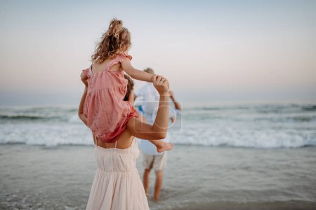 Téléchargez les photos : Famille heureuse avec de petits enfants profitant du temps à la mer dans un pays exotique. - en image libre de droit