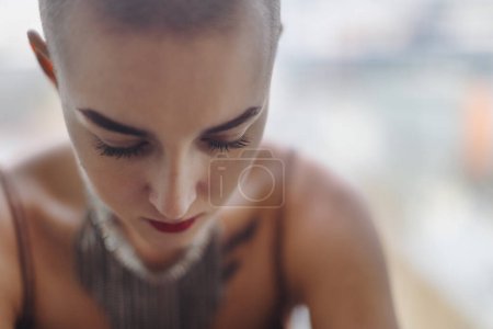 Téléchargez les photos : A portrait of unhappy pensive woman with cancer. - en image libre de droit