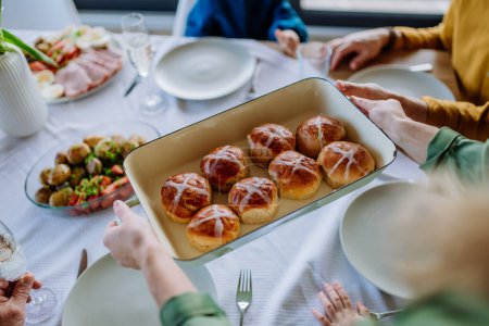 Téléchargez les photos : Vue en angle élevé de la table de Pâques avec les repas traditionnels. - en image libre de droit