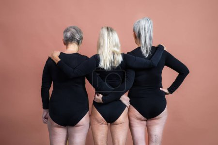 Téléchargez les photos : Rear view of three senior friends, body positivity concept. - en image libre de droit