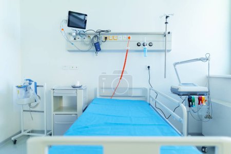 Téléchargez les photos : Gros plan de la chambre d'hôpital vide avec un lit. - en image libre de droit
