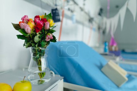 Foto de Close-up of empty hospital room with birthday decoriation. - Imagen libre de derechos