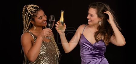 Téléchargez les photos : Portrait de deux amis bien habillés célébrant un verre de vin. - en image libre de droit