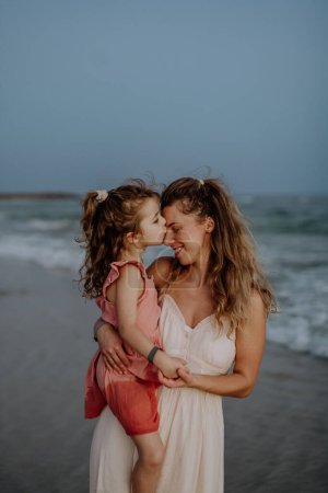 Téléchargez les photos : Mère jouissant ensemble du temps avec sa fille à la mer. - en image libre de droit